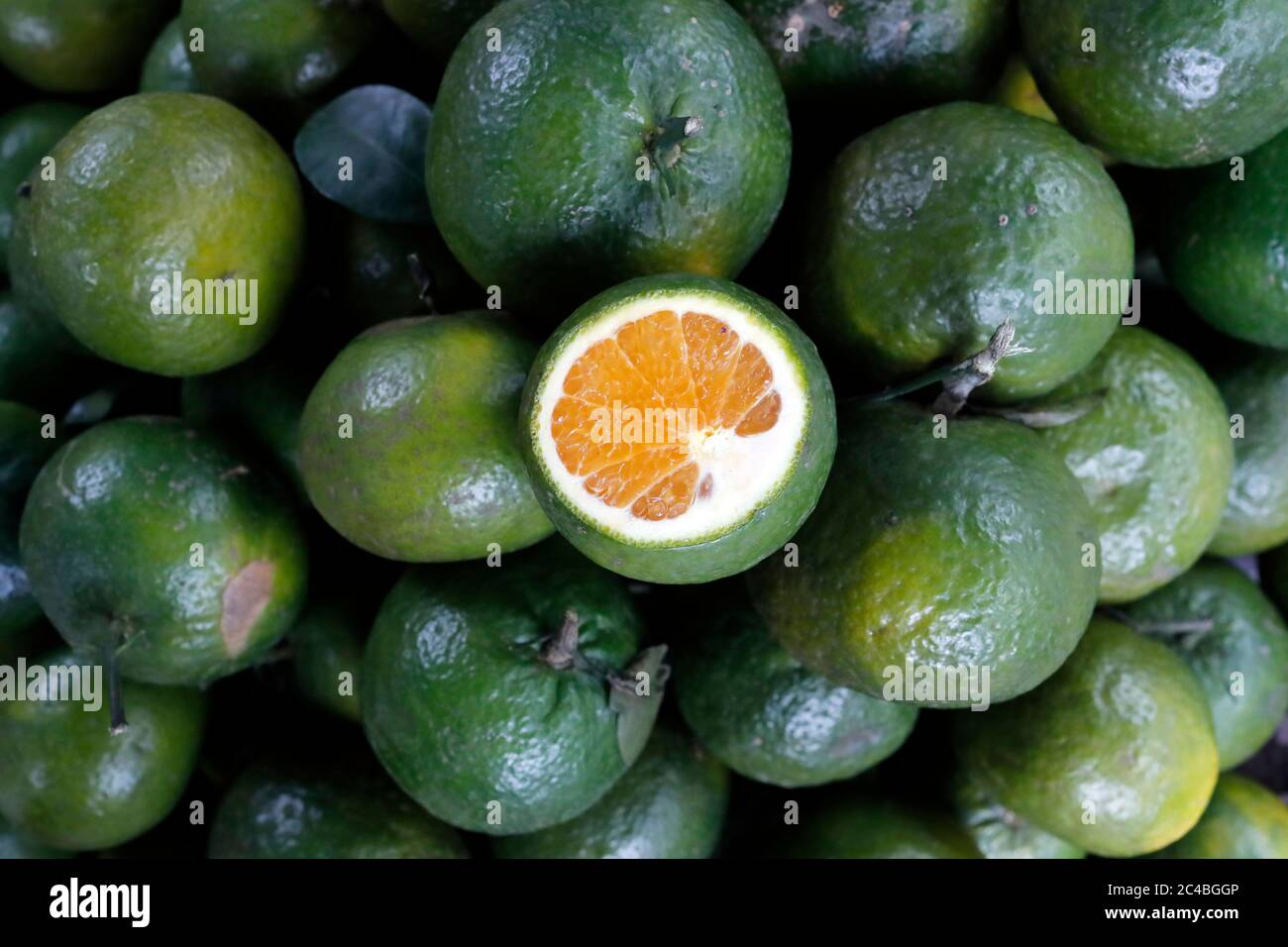 Arance verdi in vendita sul mercato Foto Stock