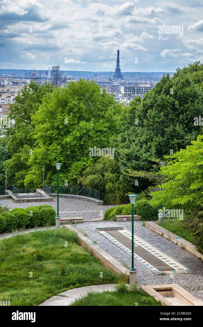 Il parco Belleville vuoto, deserta con la Torre Eiffel durante il confinamento dovuto a convivid19, Europa, Francia, Parigi. Foto Stock