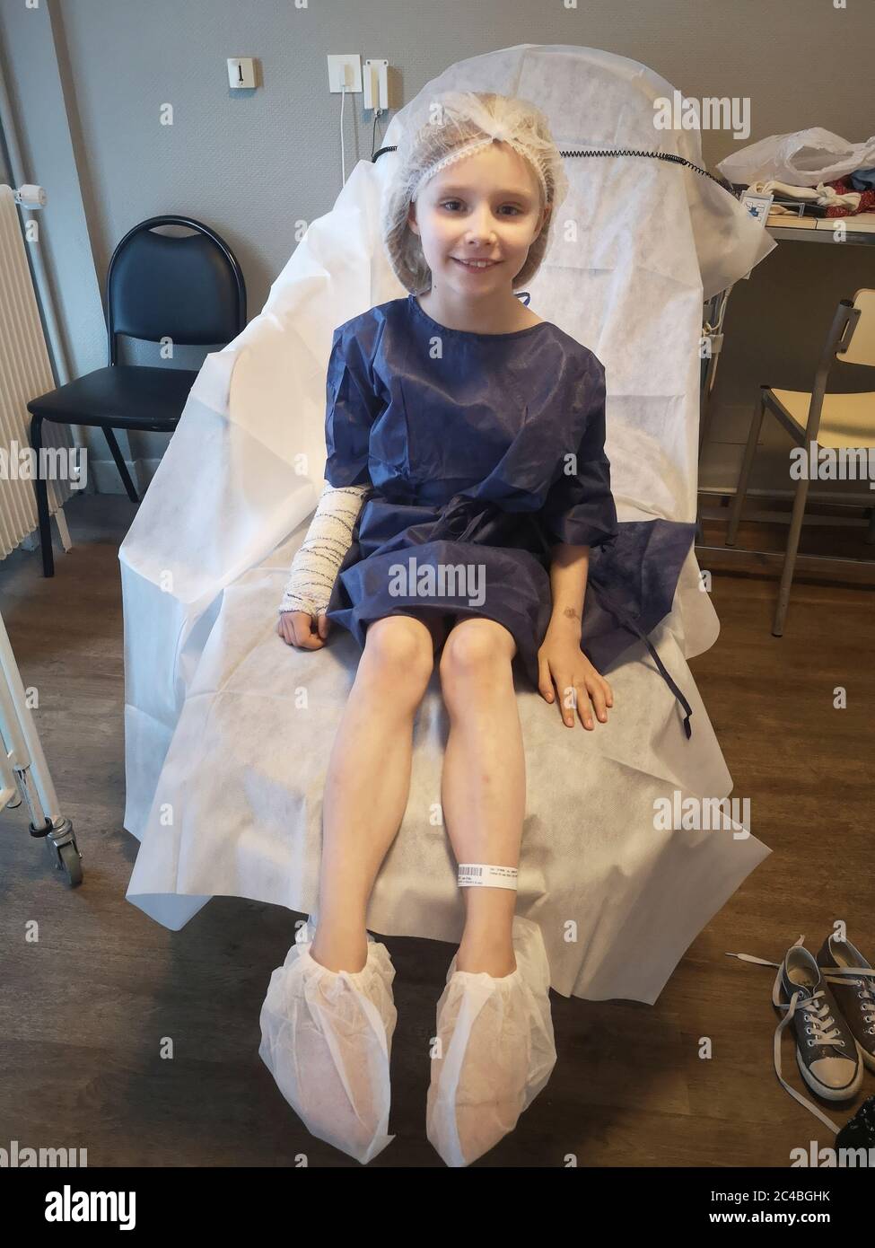 ragazza di 6-9 anni in ambulatorio cura per polso rotto Foto Stock