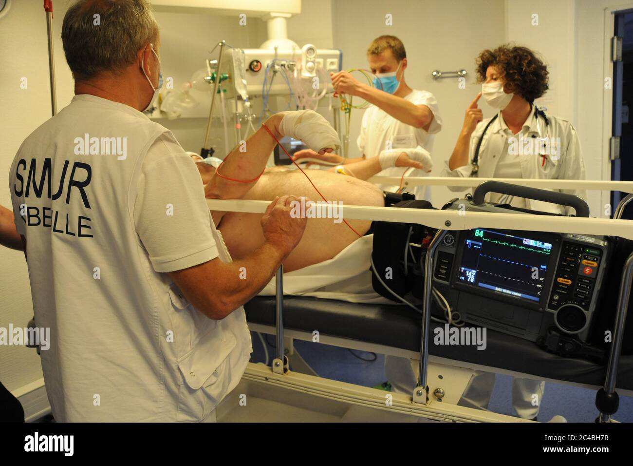 Supporto dei vigili del fuoco SDIS 80 e delle squadre SMUR di Abbeville, medico di emergenza, anestesista statale certificato e paramedico di una persona Foto Stock