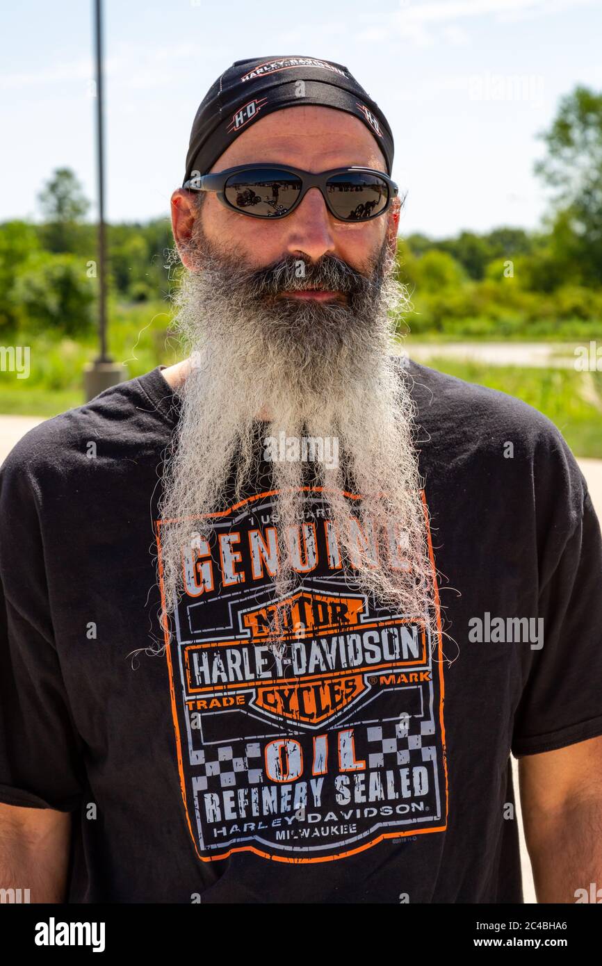 Un uomo con bearded che indossa una bandana e una t-shirt Harley Davidson. Foto Stock