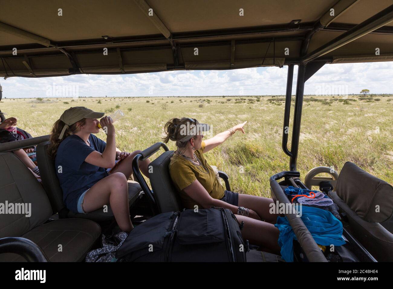 madre e figlia in veicolo da safari Foto Stock