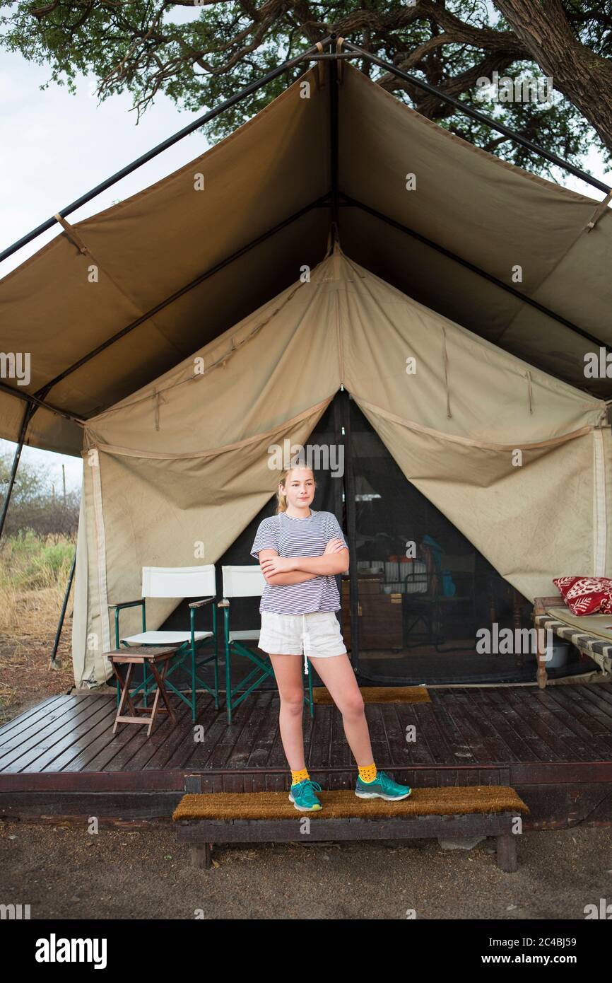Ragazza e tenda di 12 anni, deserto di Kalahari, Saline di Makgadikgadi, Botswana Foto Stock