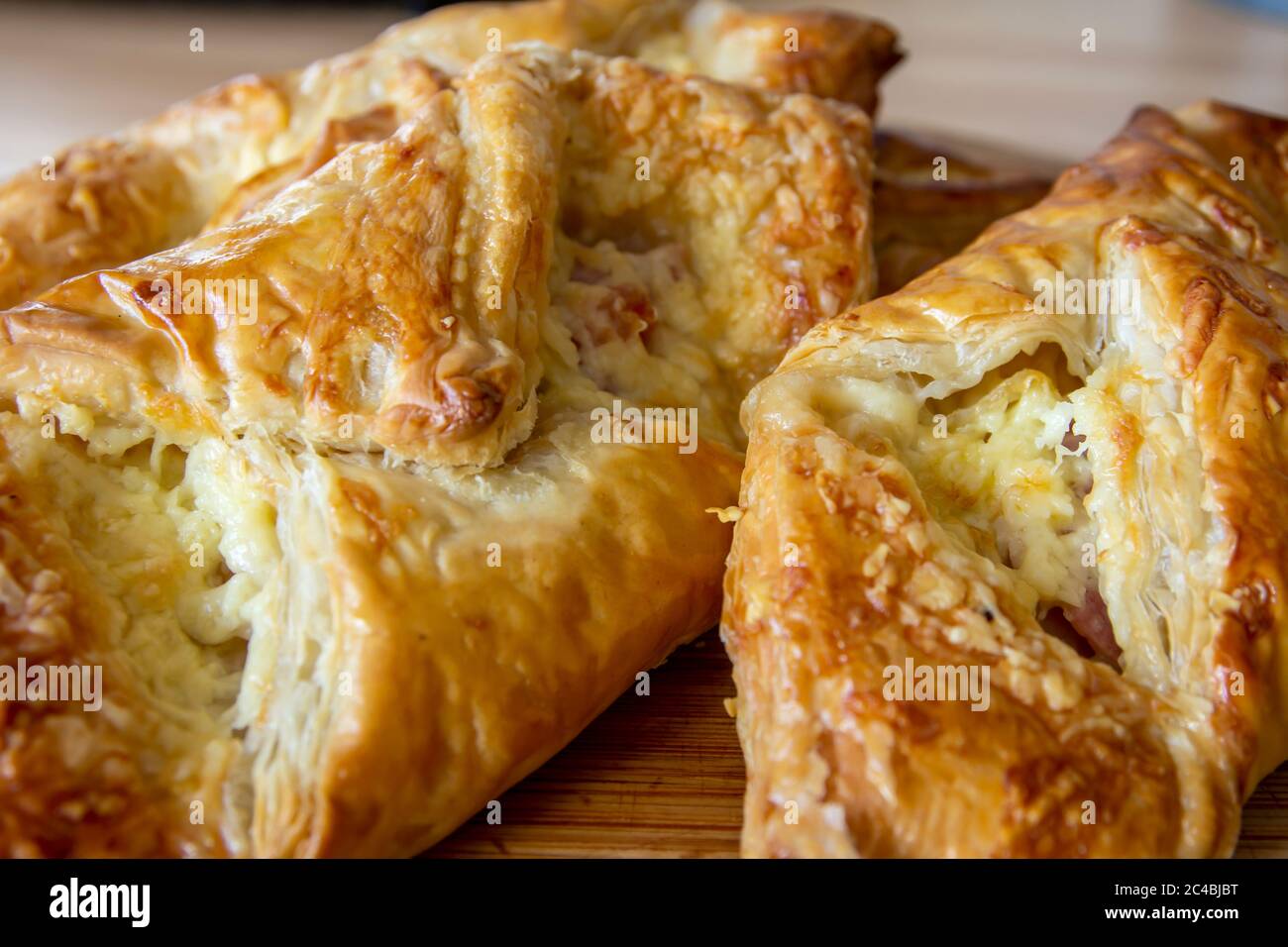 Pancetta e pasticceria di formaggio appena fuori dal forno dopo la cottura Foto Stock