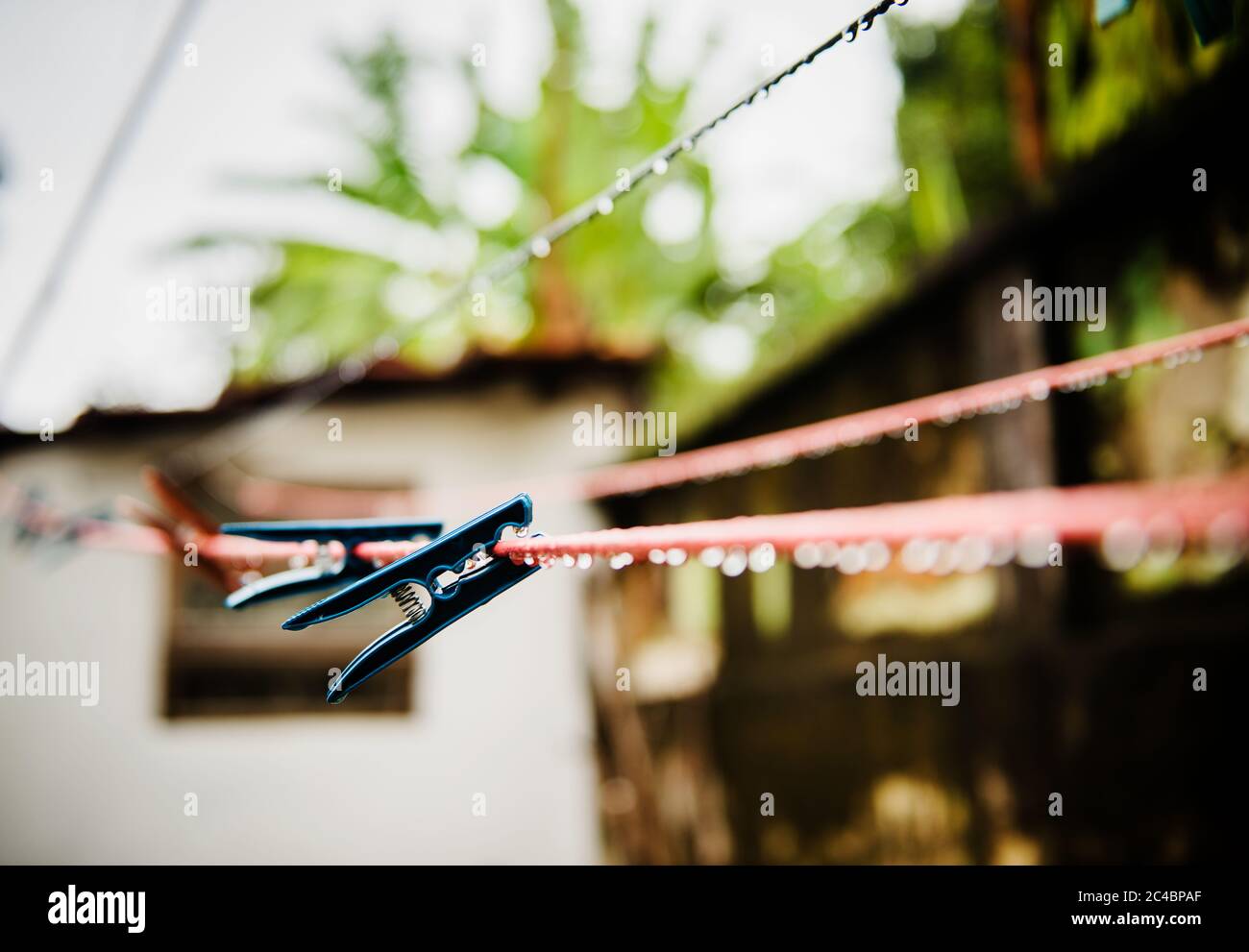 vuota la linea di vestiti sotto la pioggia Foto Stock