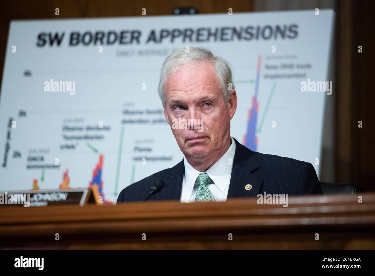 Il senatore degli Stati Uniti Ron Johnson (Repubblicano del Wisconsin), presidente della commissione per la sicurezza interna e gli affari governativi del Senato degli Stati Uniti, conduce l'audizione del Comitato per la sicurezza interna e gli affari governativi del Senato degli Stati Uniti intitolata "CBP Oversight: Exceeding the evolving Challenges fronting the Agency", nella sede del Senato di Dirksen giovedì 25 giugno 2020.Credit: Tom Williams/Pool via CNP /MediaPunch Foto Stock