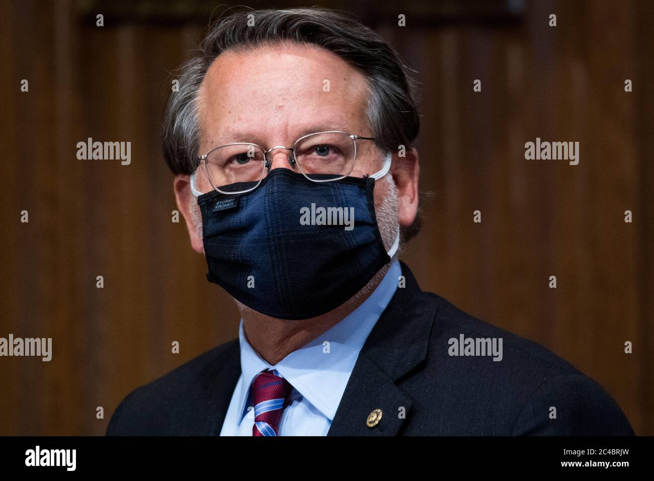 Senatore degli Stati Uniti Gary Peters (democratico del Michigan), membro di classifica, Comitato del Senato degli Stati Uniti per la sicurezza interna e gli affari governativi, partecipa all'audizione del Comitato per la sicurezza interna e gli affari governativi del Senato degli Stati Uniti intitolata "CBP Oversight: Explessing the evolving Challenges fronting the Agency", in Dirksen edificio degli uffici del Senato giovedì 25 giugno 2020.Credit: Tom Williams/Pool via CNP /MediaPunch Foto Stock