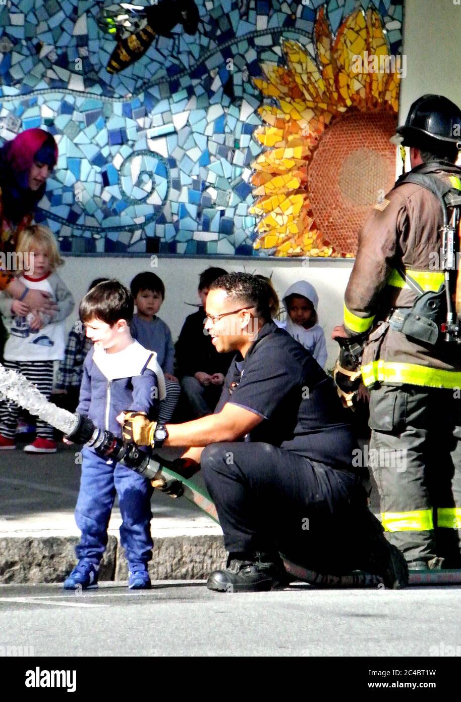 il reparto antincendio di san francisco intrattiene i bambini della scuola nel centro della città Foto Stock