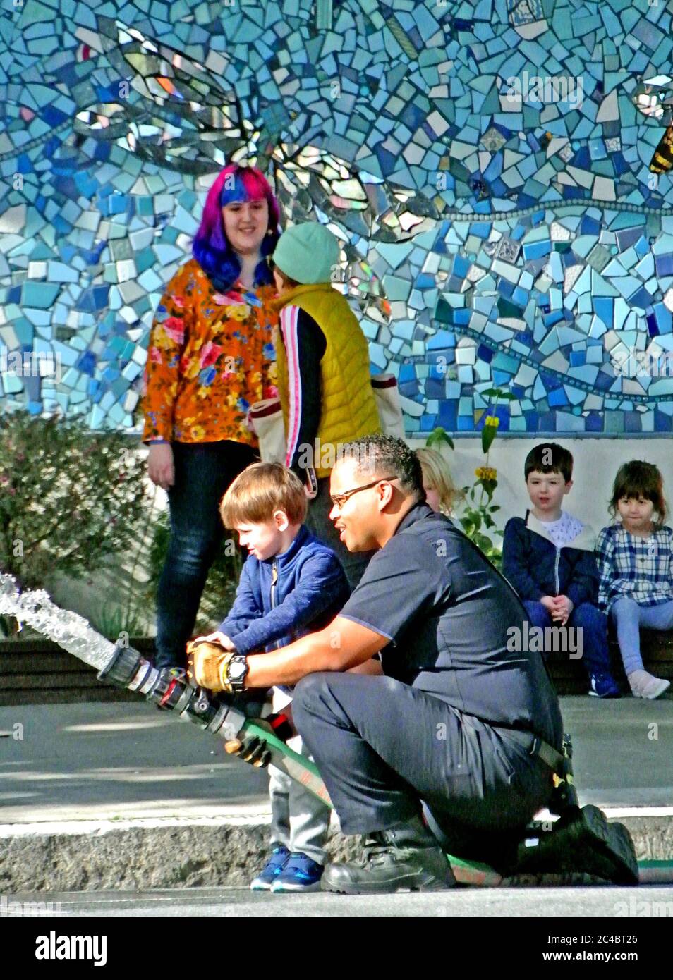 il reparto antincendio di san francisco intrattiene i bambini della scuola nel centro della città Foto Stock