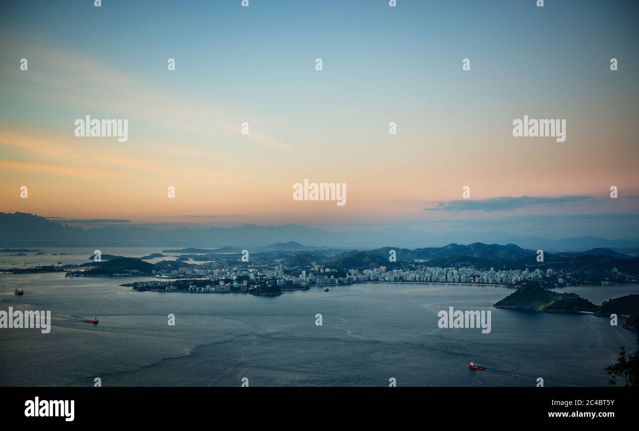 Guanabara Bay, a Rio de Janeiro in serata, Brasile Foto Stock