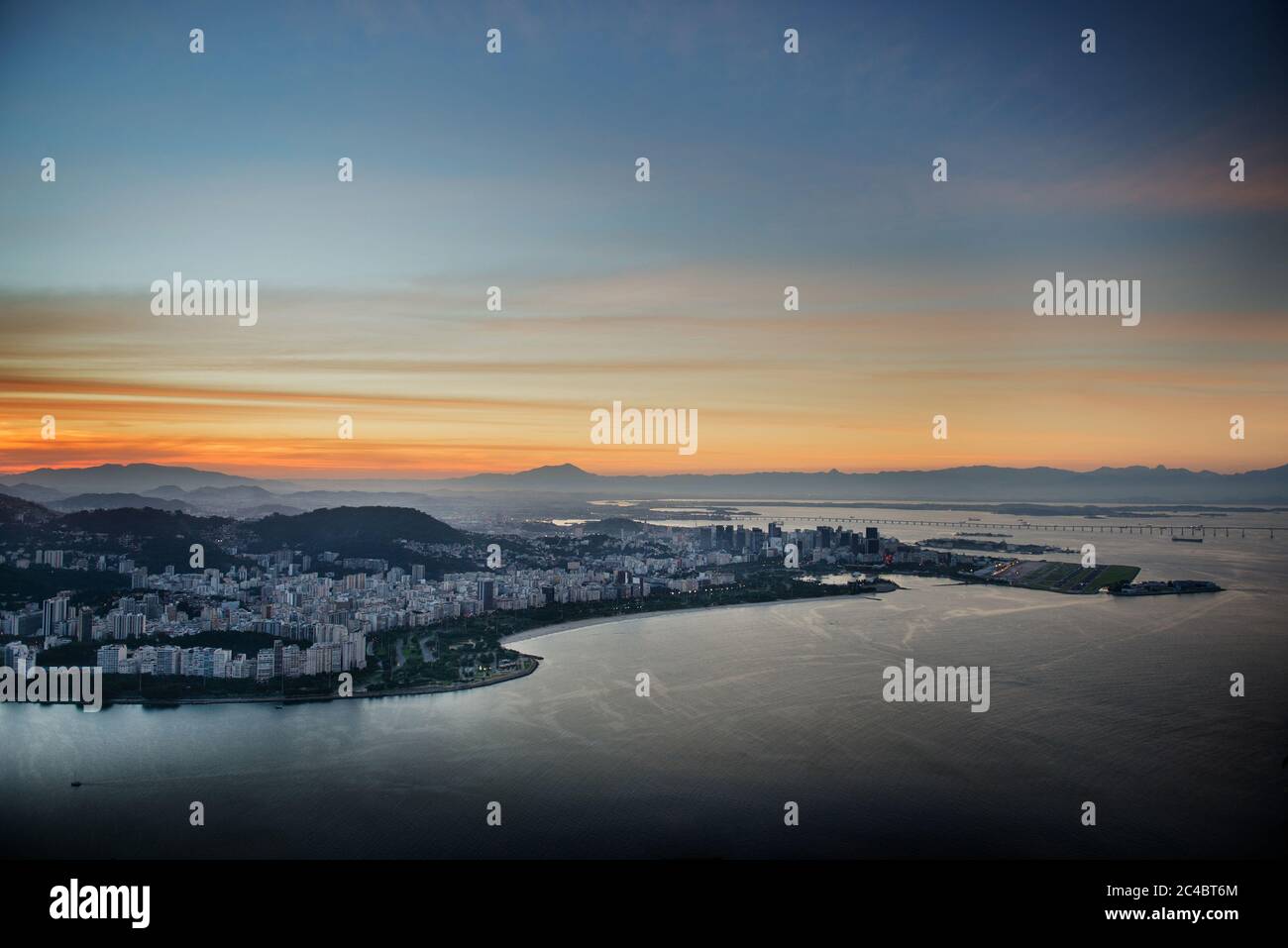 Guanabara Bay, a Rio de Janeiro in serata, Brasile Foto Stock