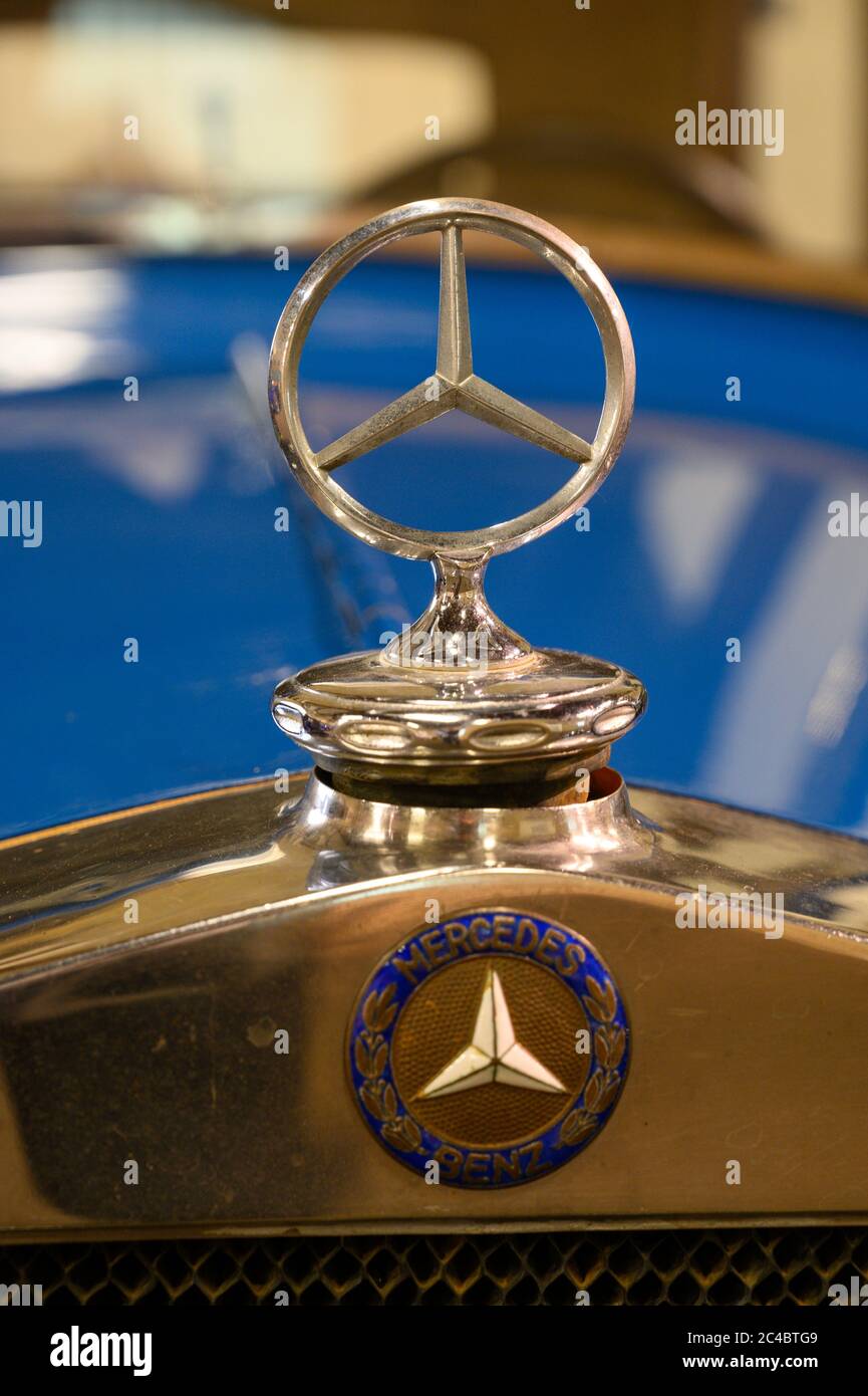 La parte anteriore di un veicolo Mercedes-Benz d'epoca. Museo dei Trasporti di Bratislava. Bratislava, Slovacchia. 2020/6/12. Foto Stock