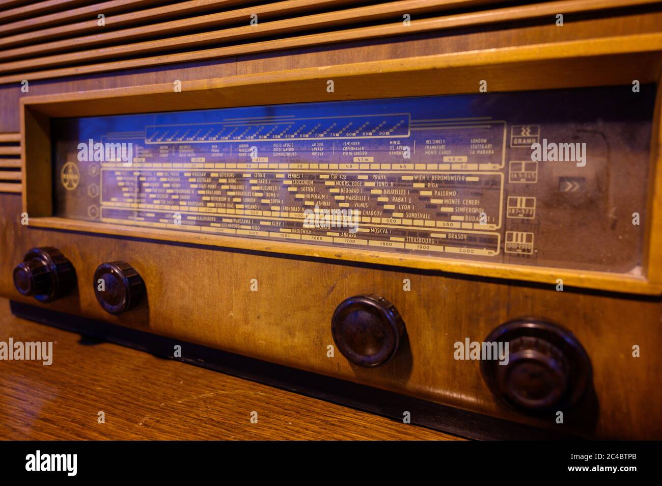 Un ricevitore radio Tesla vintage. Esposizione di tecnologie vintage. Museo dei Trasporti di Bratislava. Bratislava, Slovacchia. 2020/6/12. Foto Stock