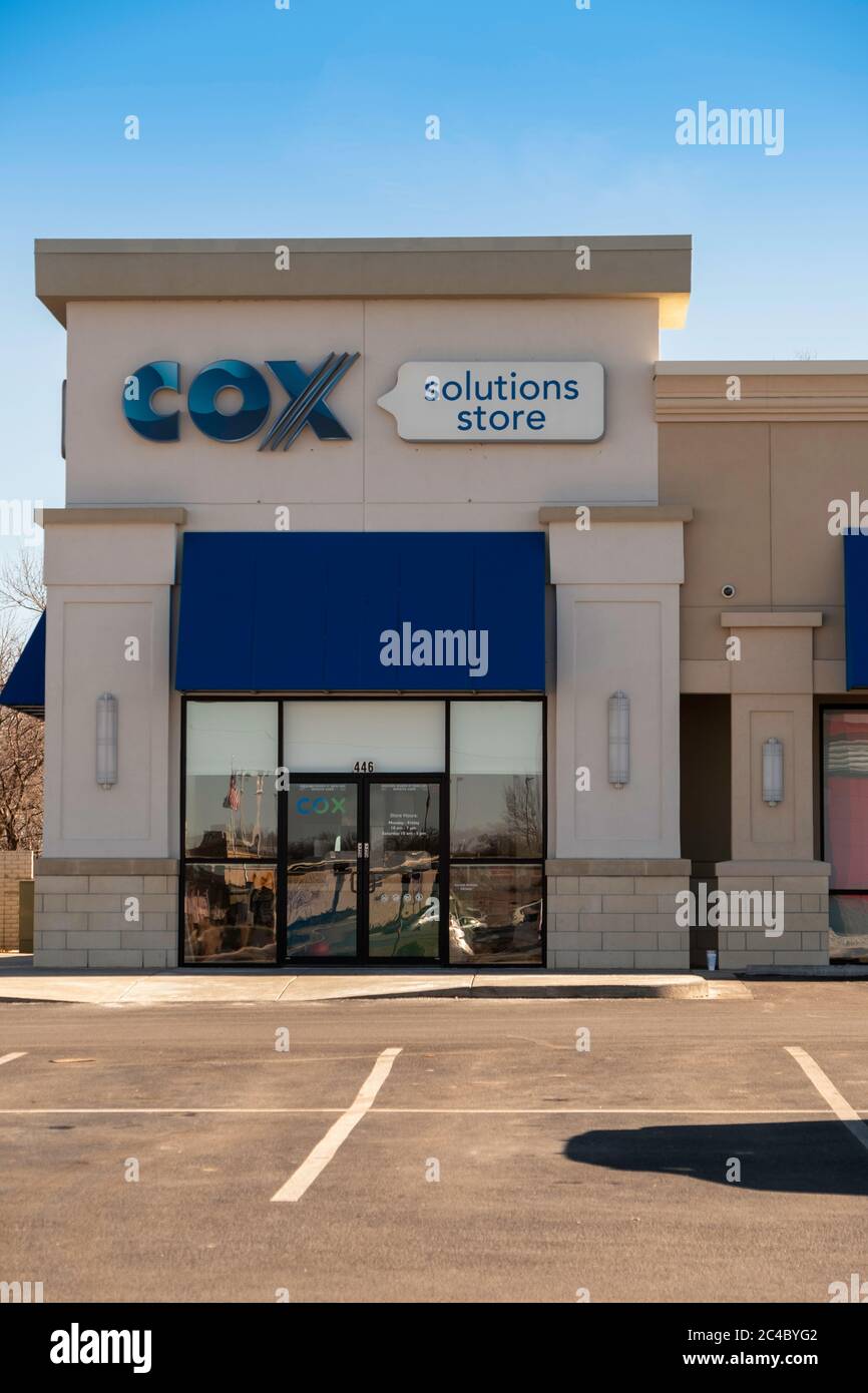 Esterno del negozio Cox Solutions, uno storefront e l'ingresso di una società di cavi. Wichita, Kansas, Stati Uniti. Foto Stock