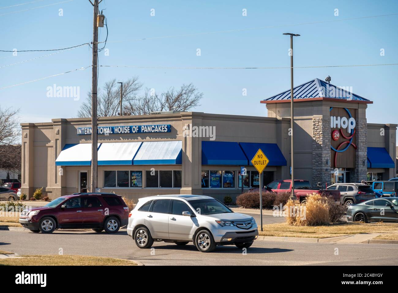 Facciata esterna e ingresso dell'IHOP, ristorante International House of Pancakes a Wichita, Kansas, USA. Foto Stock