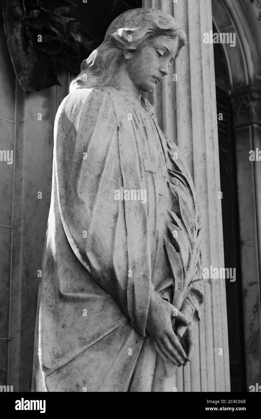 Argentina Buenos Aires - splendida scultura all'ingresso del Cimitero di Recoleta Foto Stock