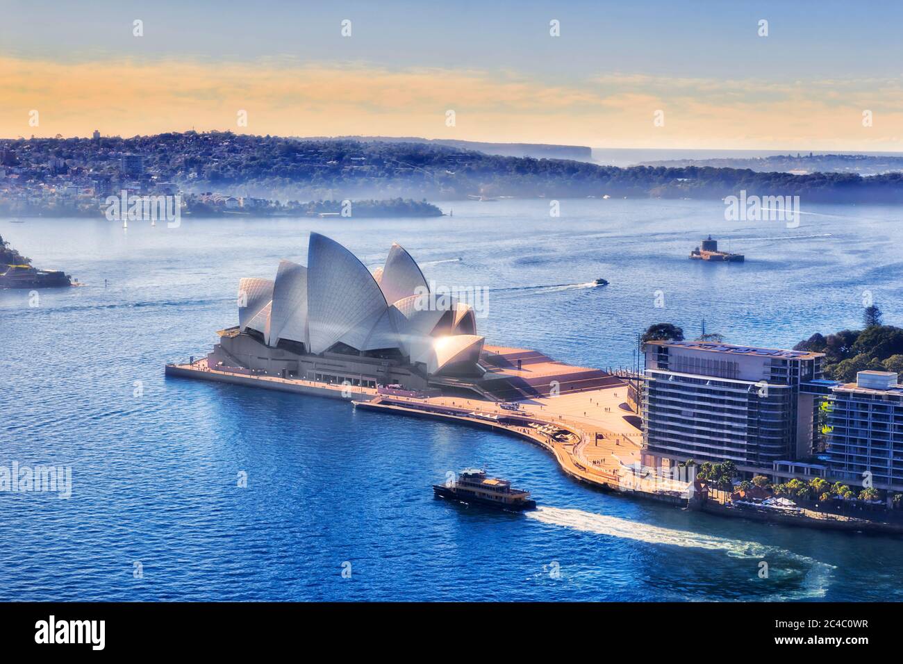 Sydney, Autralia - 20 giugno 2020: Teatro dell'Opera di Sydney sul porto di Sydney con traghetti passeggeri dall'altitudine delle torri Circular Quay. Foto Stock