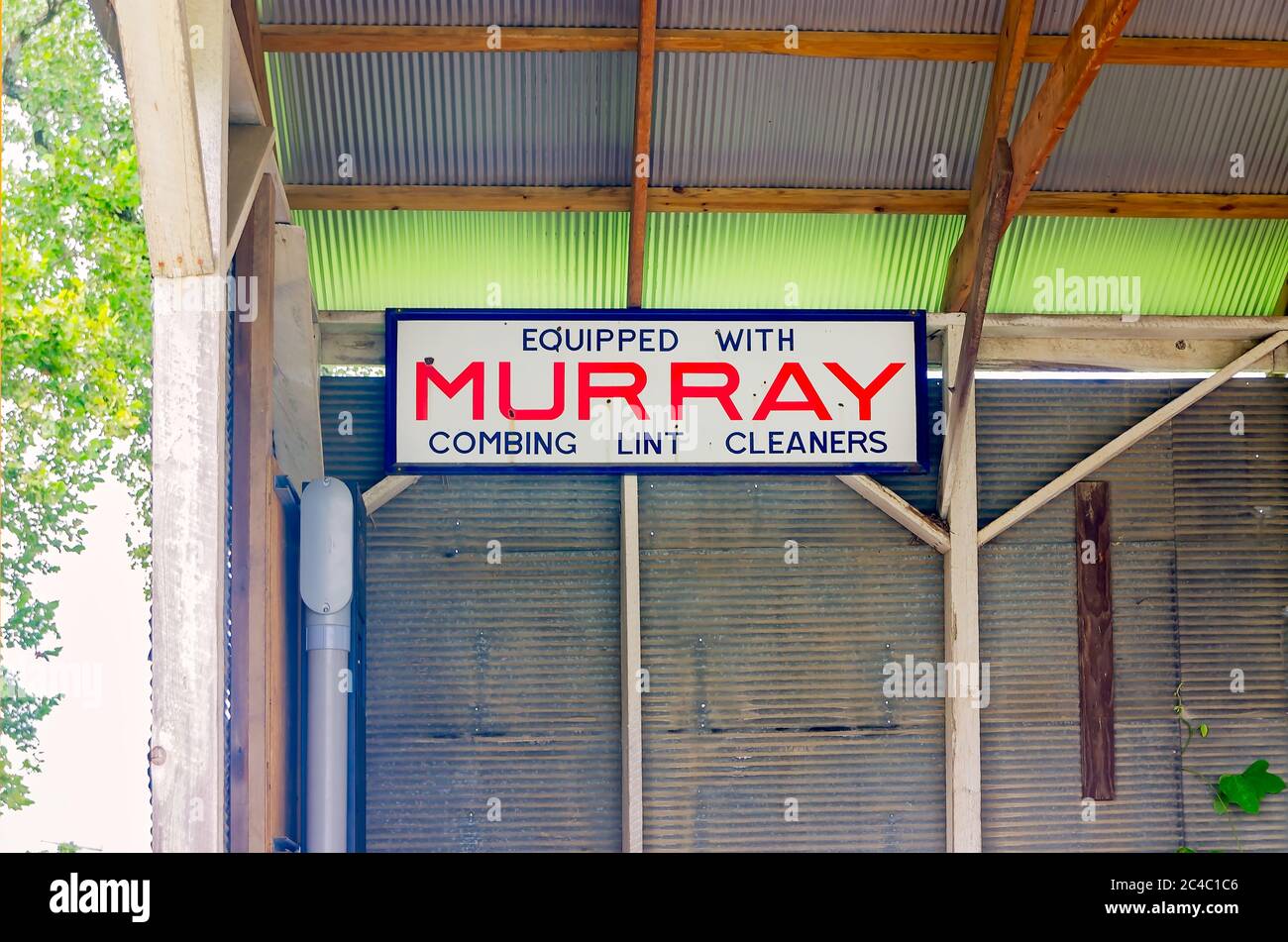 Un segno per Murray che pettina i pulitori di pelucchi è nel gin di cotone sui terreni di Dockery Farms, 12 agosto 2016, a Cleveland, Mississippi. Foto Stock