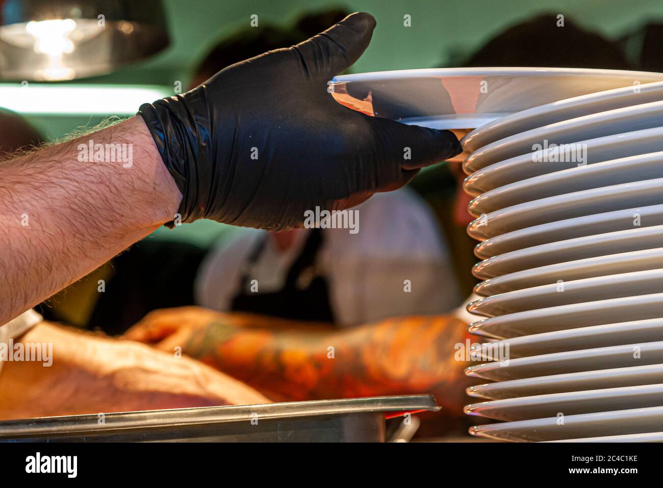 Lavora in cucina stellare michelin con guanti da cucina mani in al Rheingau Gourmet Festival di Hattenheim, Eltville am Rhein, Germania Foto Stock