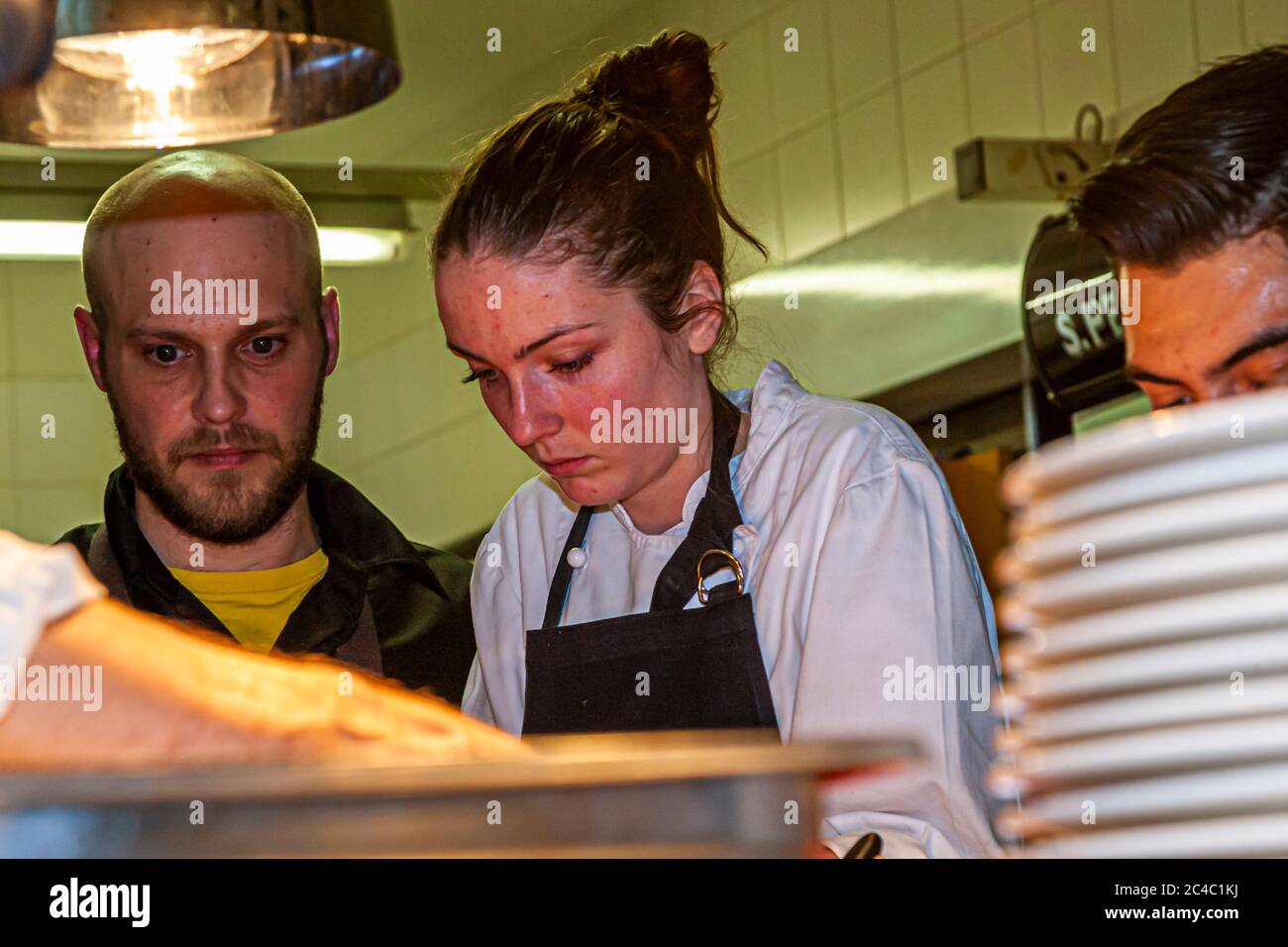 Lavora in cucina stellare michelin con guanti da cucina mani in al Rheingau Gourmet Festival di Hattenheim, Eltville am Rhein, Germania Foto Stock