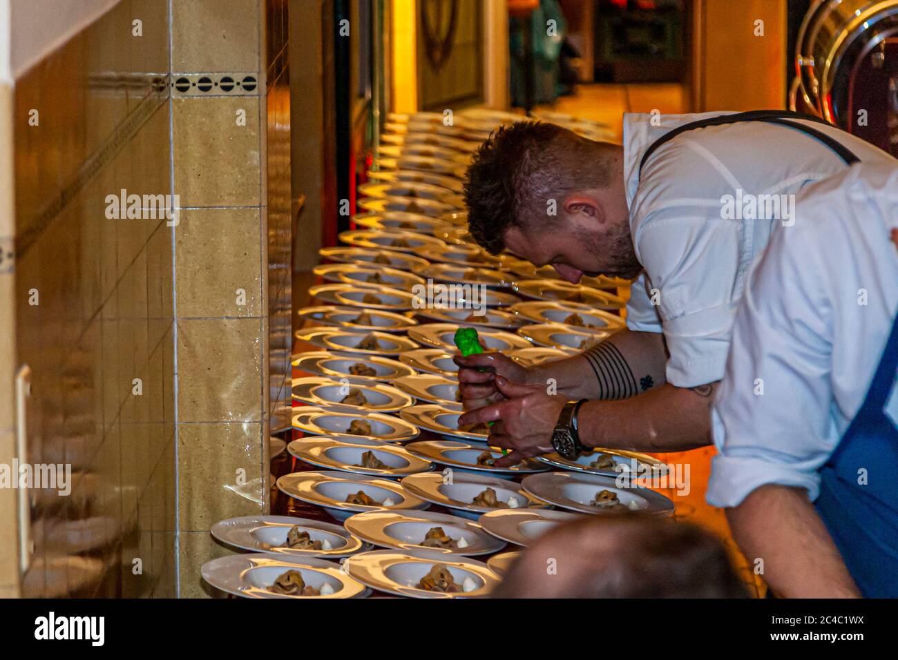 Il Chef Nick Bril della Stella Michelin al Rheingau Gourmet Festival di Hattenheim, Eltville am Rhein, Germania Foto Stock