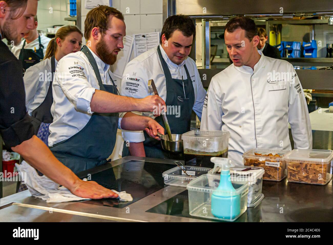 Lo chef Michelin Star Simon Taxacher e il suo team al Rheingau Gourmet Festival di Hattenheim, Eltville am Rhein, Germania Foto Stock