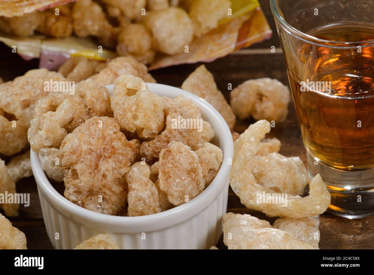 Crackling / pancia di maiale (torresmo). Brasiliano Feijoada piatto di lato cibo con una buona bevanda Foto Stock