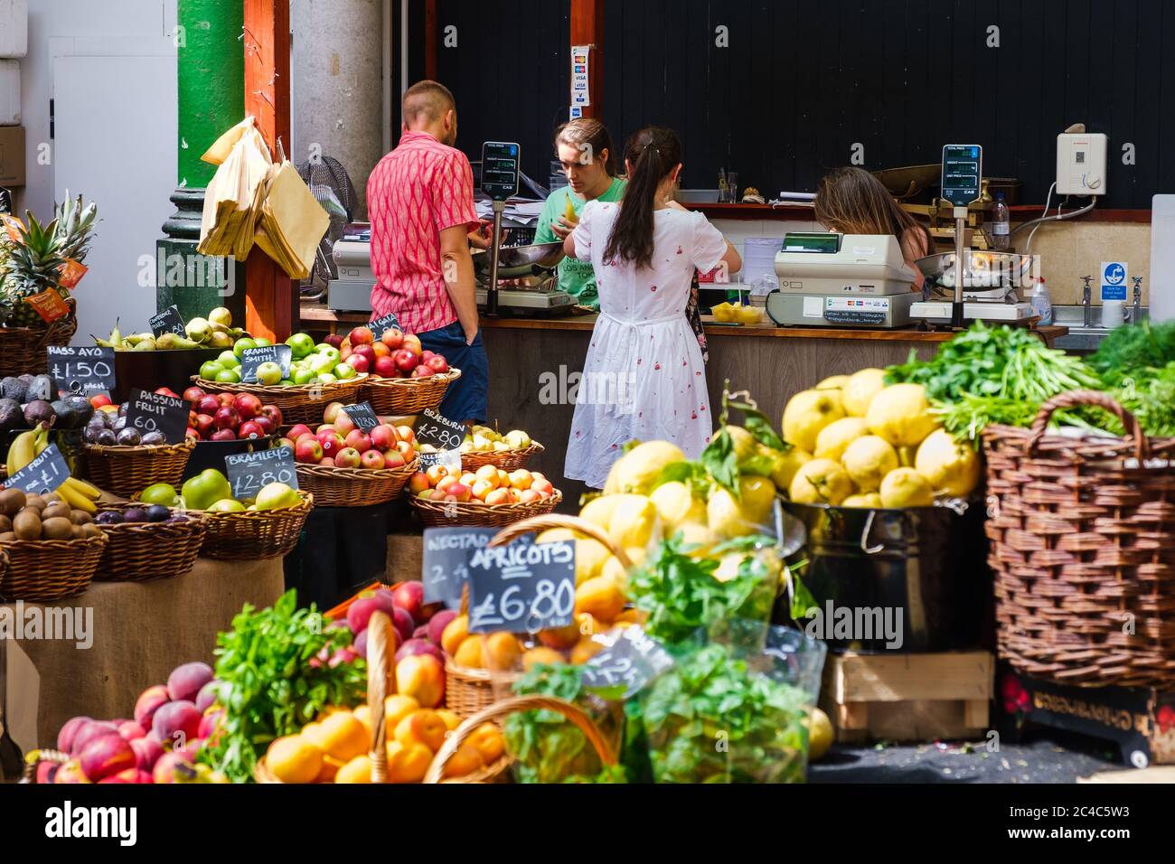 Verdure fresche in vendita presso il famoso Borough Market di Londra Foto Stock