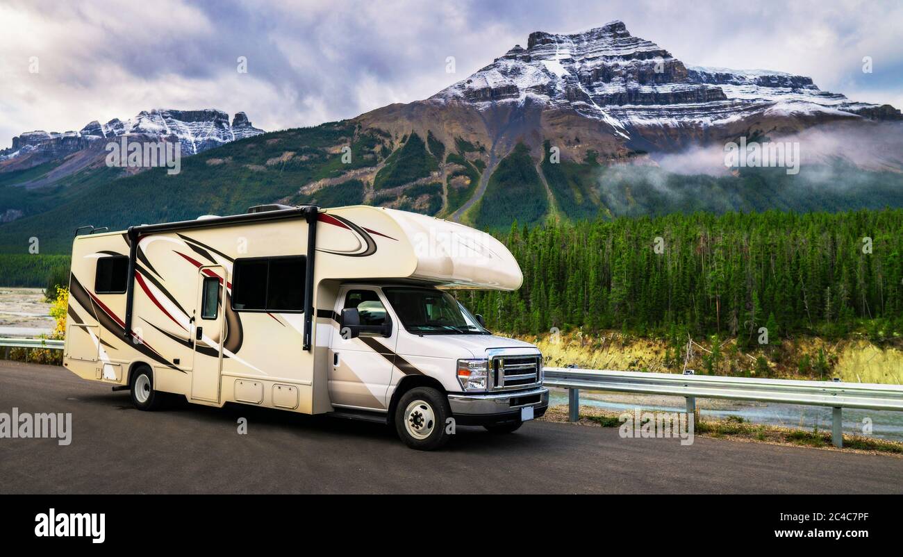 Camper camper camper in perfetto paesaggio di montagna Scenic Highway RoadTrip Foto Stock