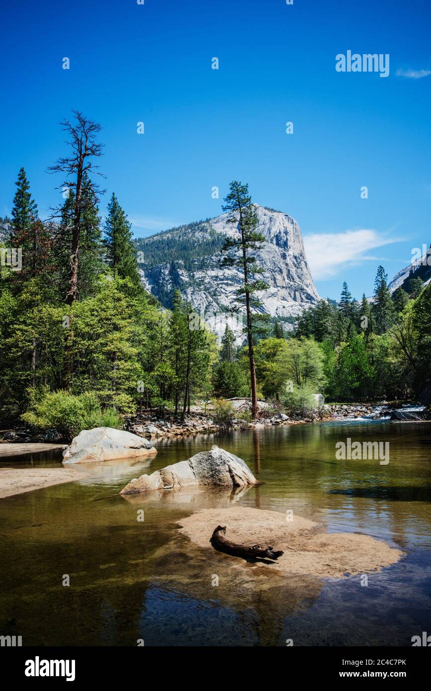 montagna che si affaccia specchio lago nel Parco Nazionale di Yosemite, Mariposa County, California, Stati Uniti Foto Stock