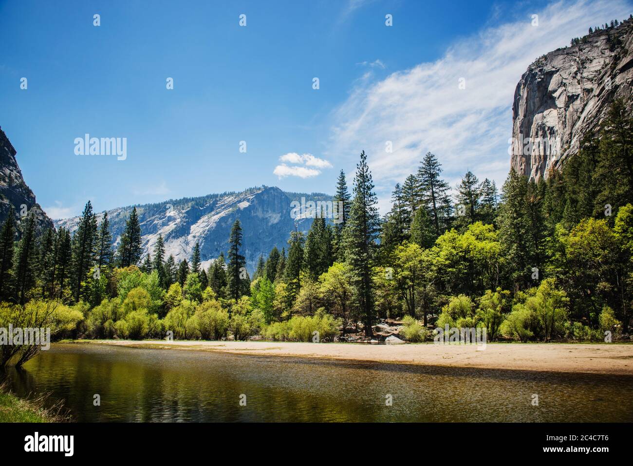 montagna che si affaccia specchio lago nel Parco Nazionale di Yosemite, Mariposa County, California, Stati Uniti Foto Stock