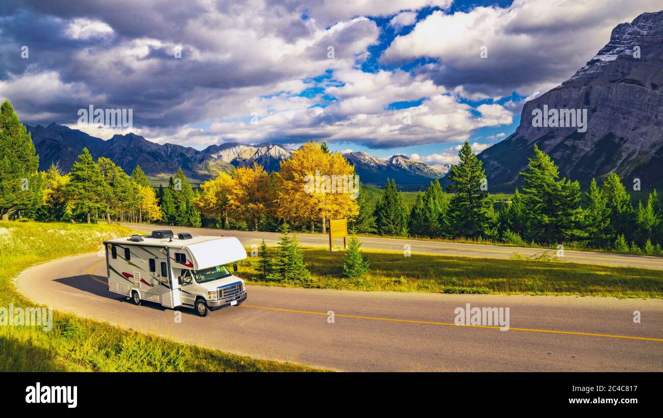 Camper autunnale Camper sulla Scenic Highway Foto Stock