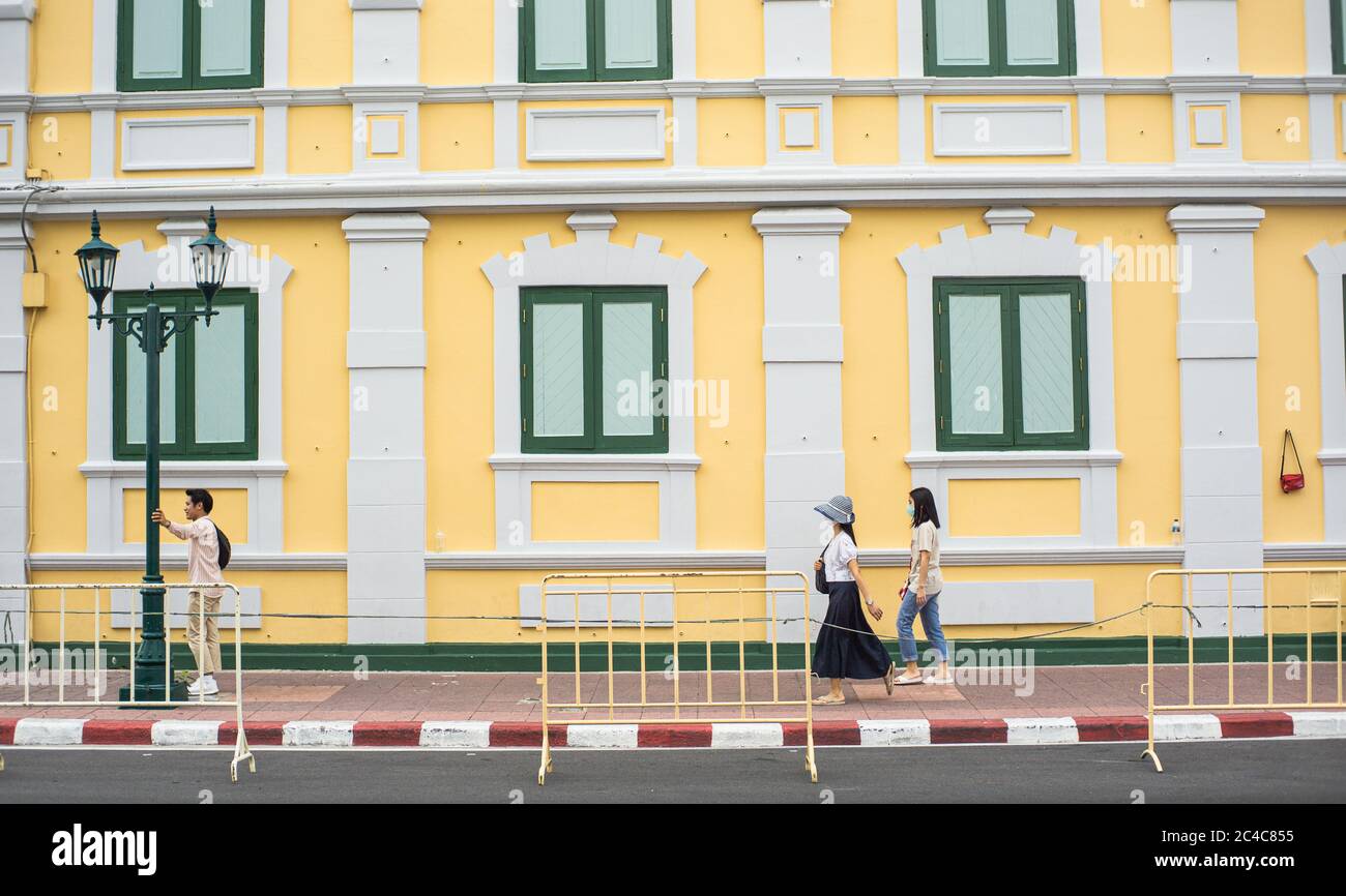 La gente stava facendo attività nell'edificio storico, Bangkok Thailandia Foto Stock