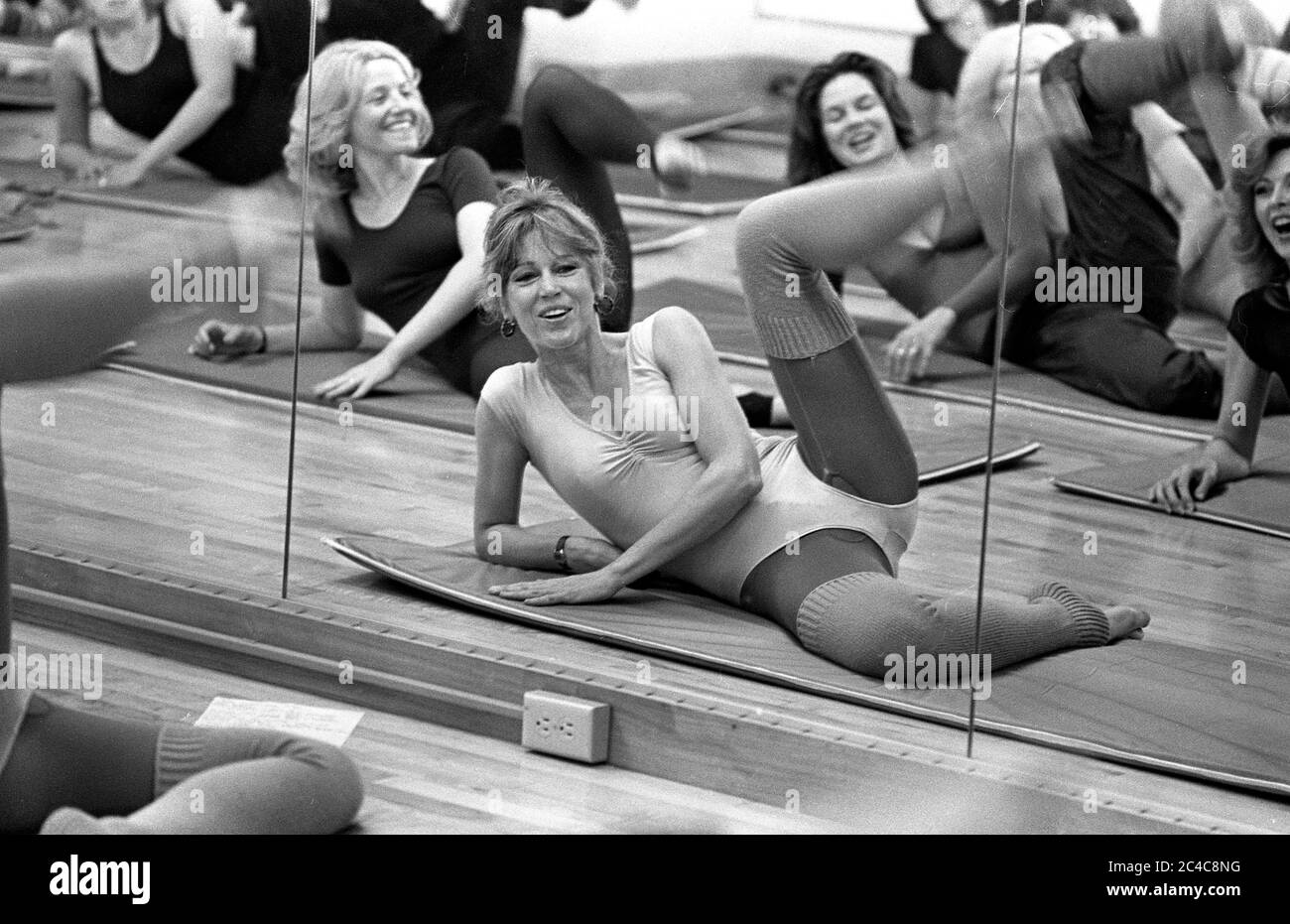 Jane fonda che conduce una lezione di esercizio al suo studio di fitness Jane fonda's Workout a Beverly Hills, CA, 1980 Foto Stock