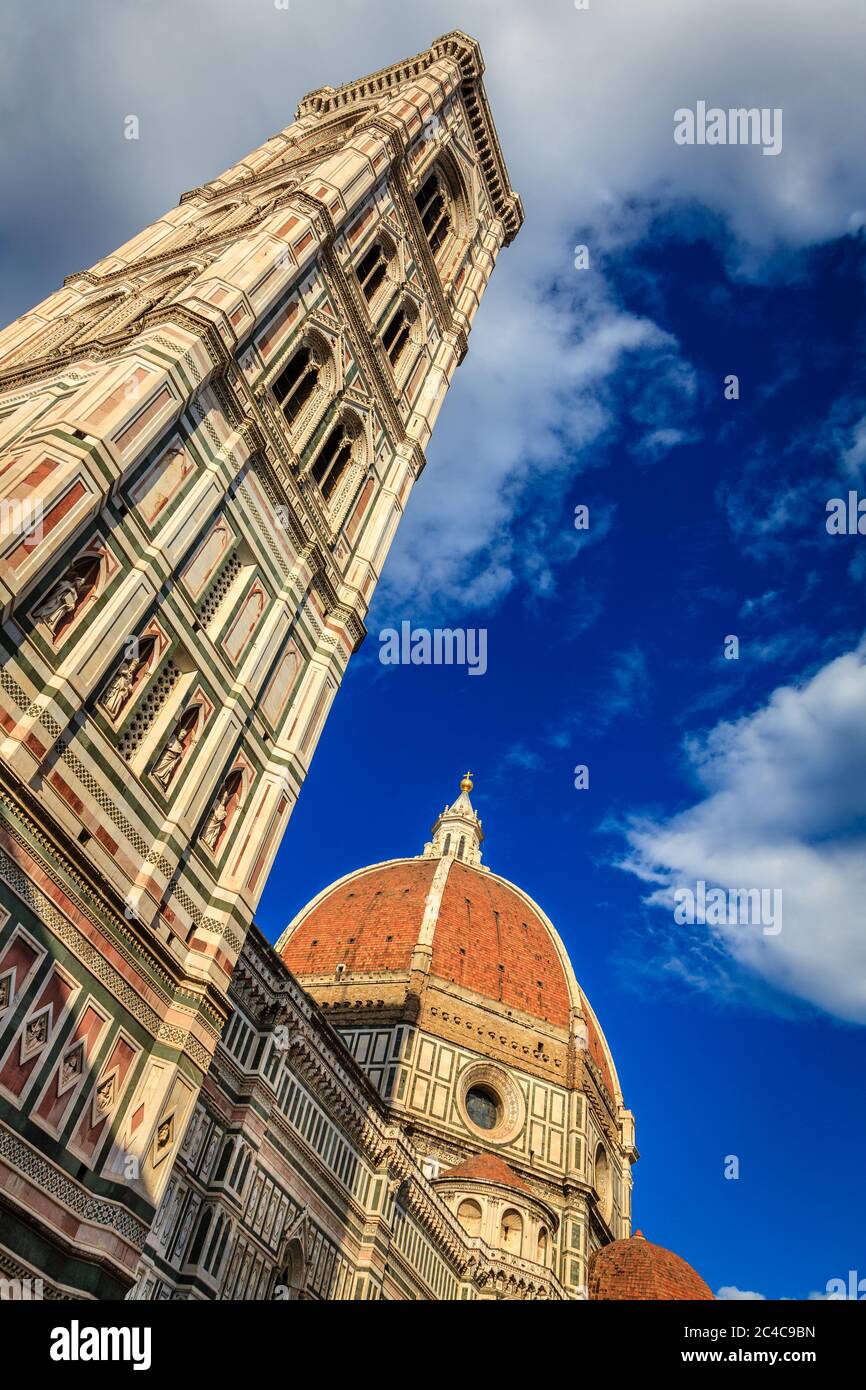 Vista a livello della strada del Campanile di Giotto e della cupola del Duomo di Firenze del Brunelleschi in Italia Foto Stock