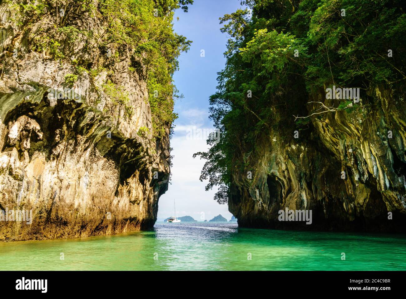 Ingresso ad una laguna nascosta sull'isola di Ko Hong, Krabi, Thailandia Foto Stock