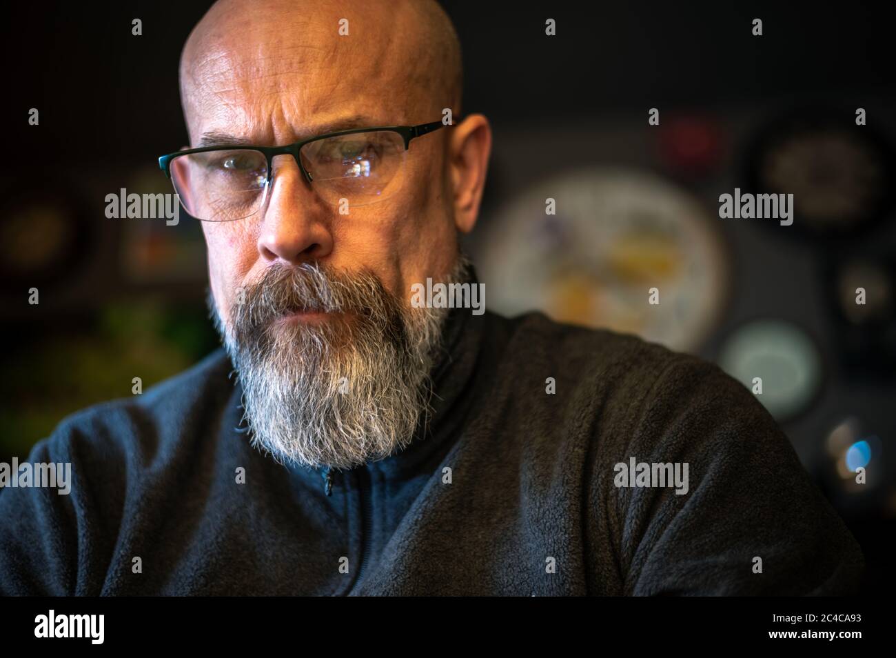 Uomo anziano con barba grigia che guarda al serio Foto Stock