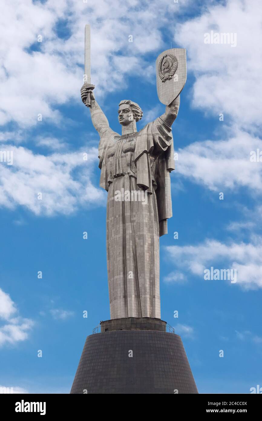 Kiev, Ucraina - Marzo, 2019: Il famoso Monumento Madre Motherland conosciuto anche come Rodina Mat su un cielo blu nuvoloso Foto Stock