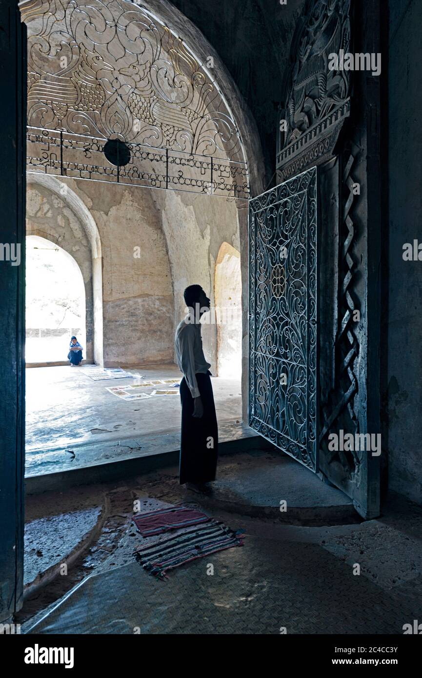 Guida turistica al tempio di Nanpaya, uno dei primi templi di Bagan. Myanmar Birmania Foto Stock