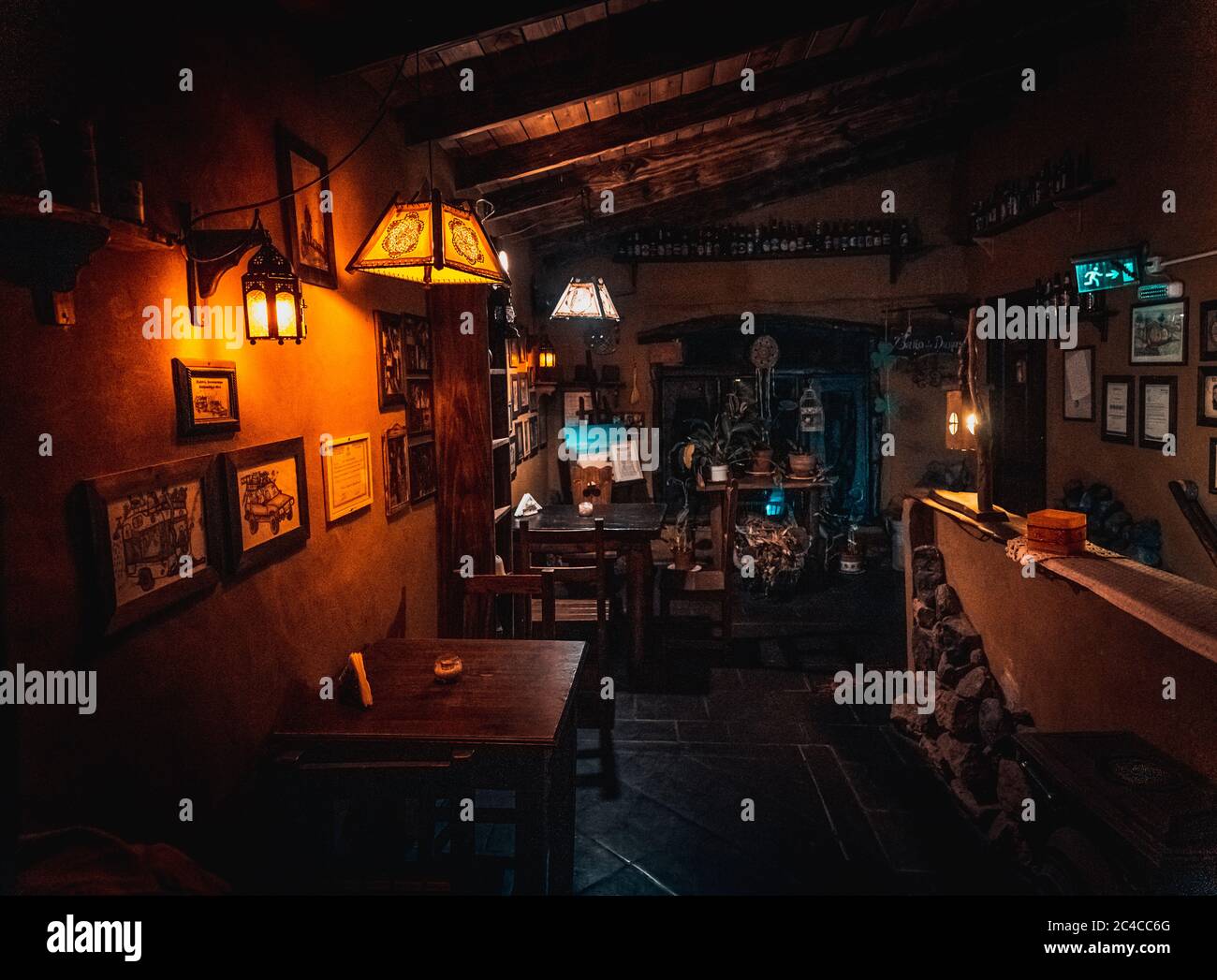 Interno di un pub irlandese bello e accogliente, pieno di bevande, birre e cibo per trascorrere un buon tempo Foto Stock
