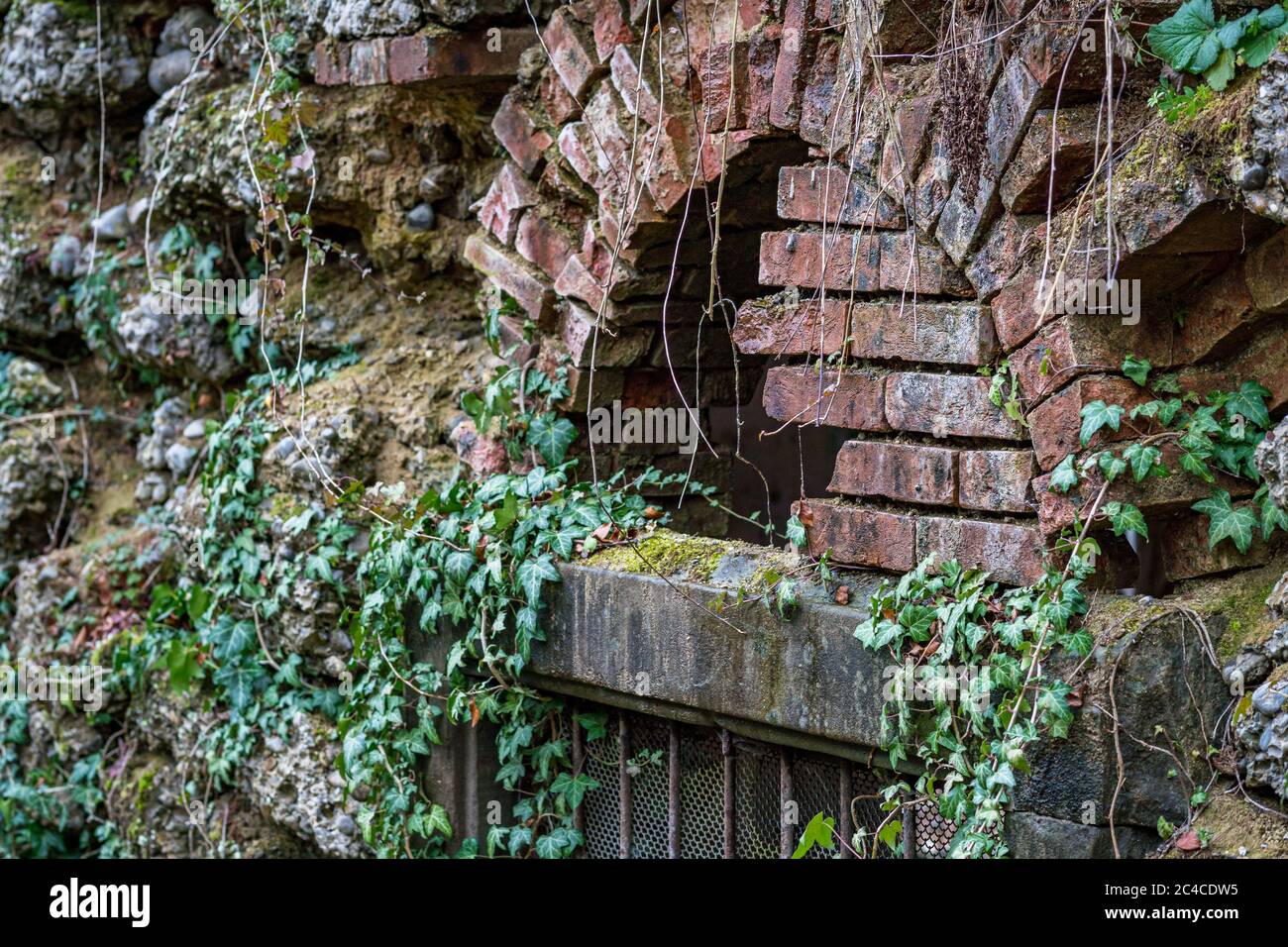 Una vecchia rovina di una vecchia centrale elettrica Foto Stock