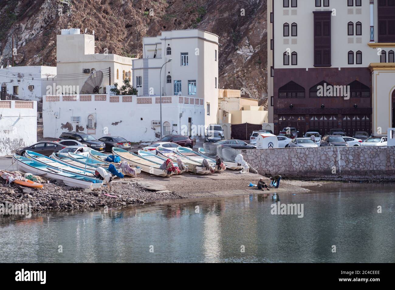 Mascate / Oman - 15 febbraio 2020: Pescatori con barche tradizionali nel villaggio di pescatori vicino al souk di Mascate Mutrah Souq Foto Stock