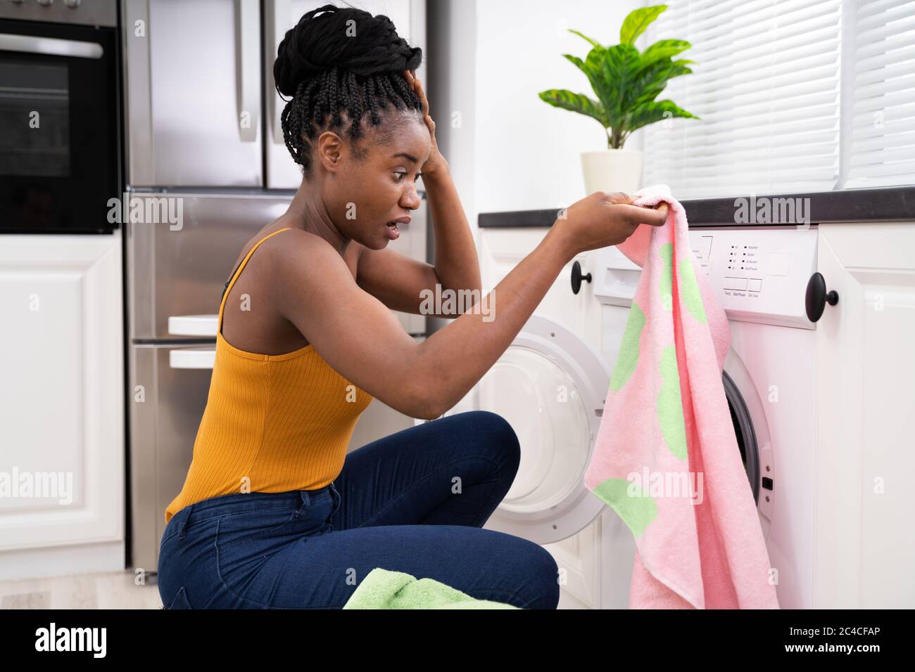 Donna vestiti di lavaggio. Candeggina colore bucato Foto Stock