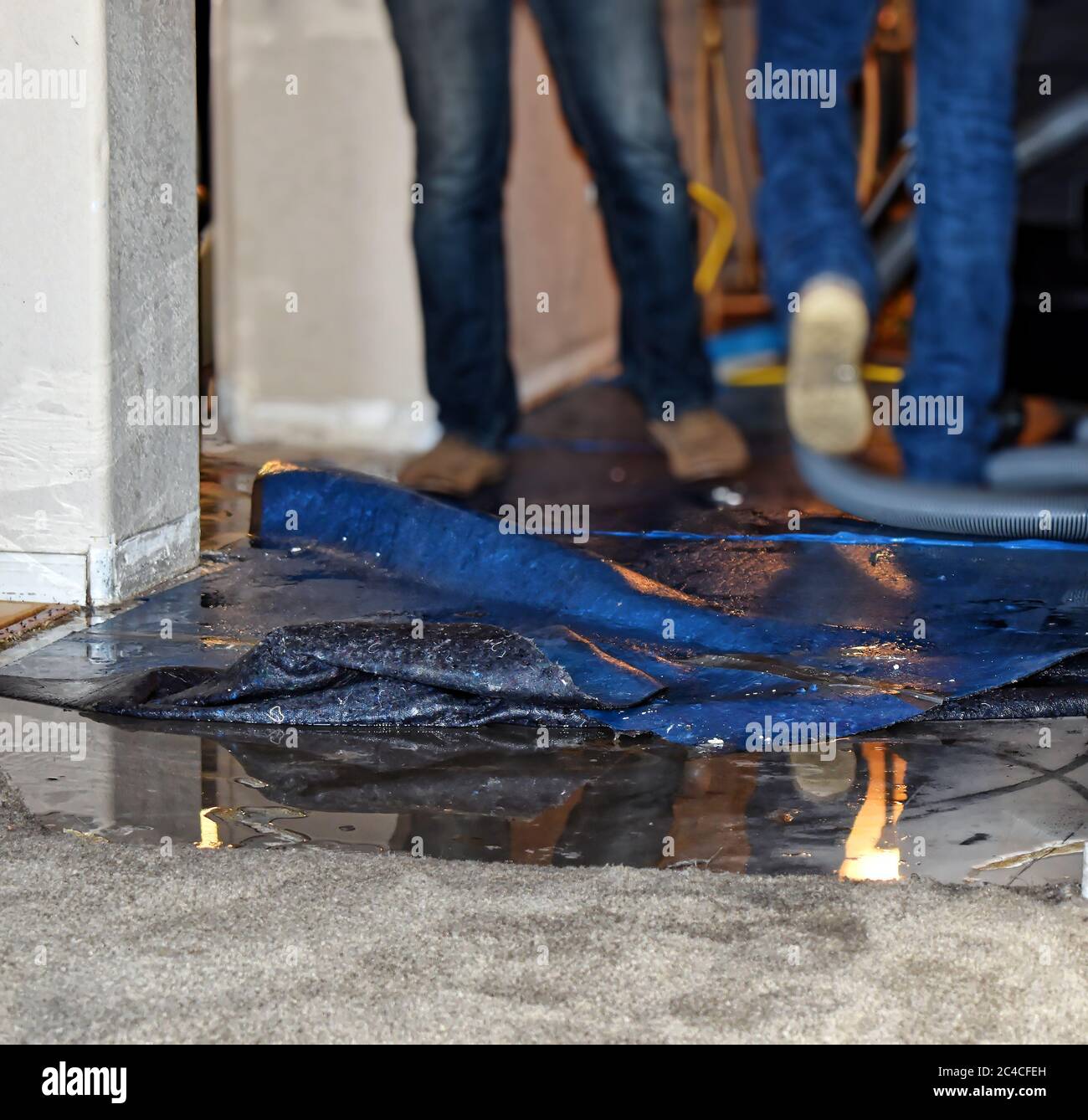 Danni causati dall'acqua al pavimento con attrezzatura di rimozione dell'acqua Foto Stock