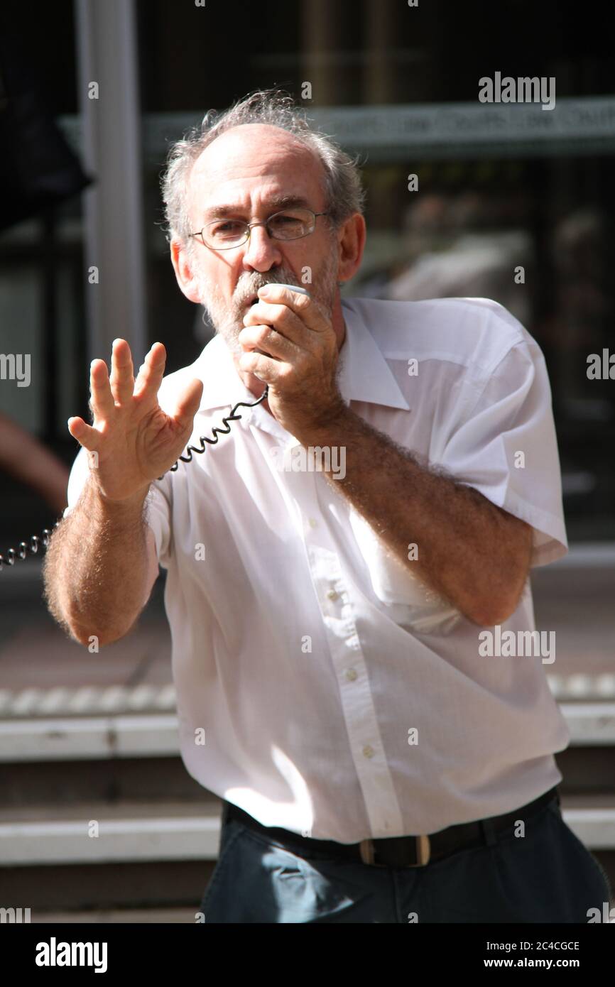 Ian Rintoul della Coalizione per l'azione dei rifugiati parla al raduno contro la deportazione di un richiedente asilo afgano. Foto Stock