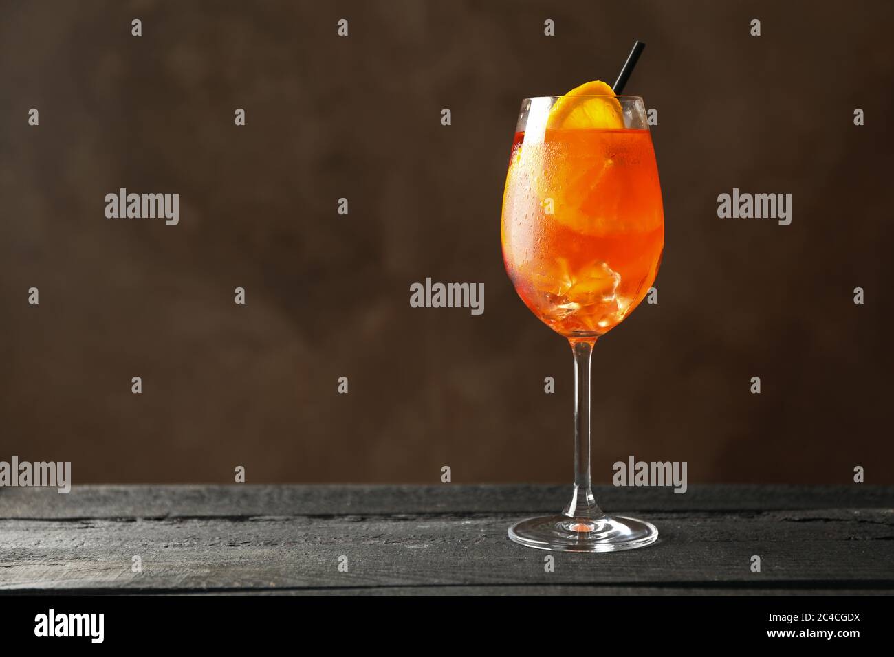 Bicchiere di cocktail aperol Spritz su sfondo di legno. Drink estivo Foto Stock