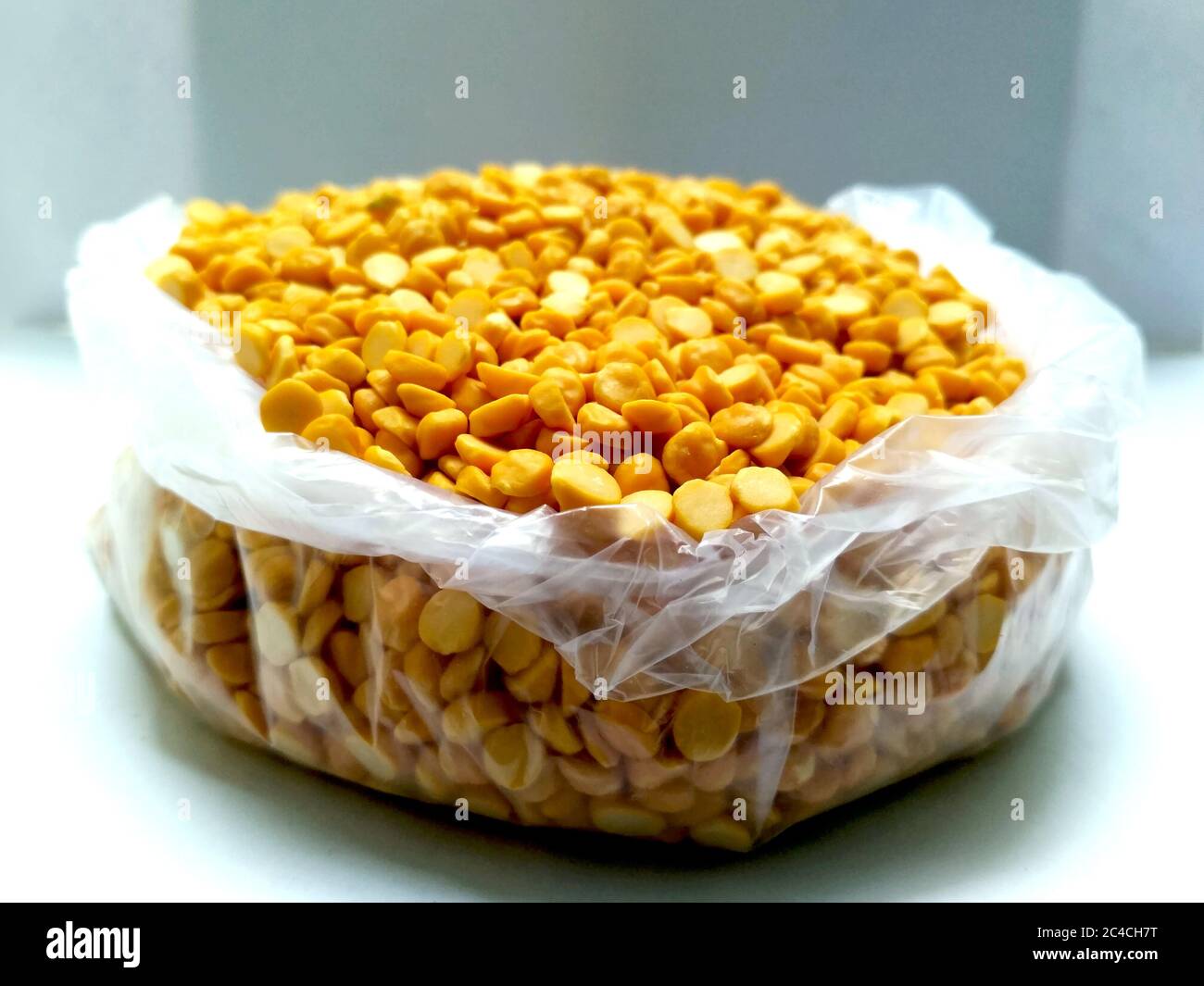 Cickpea spaccato anche conosciuto come Chana dal, giallo Chana Split Peas, lenticchie di ceci essiccate o Toor dal isolato su sfondo bianco Foto Stock