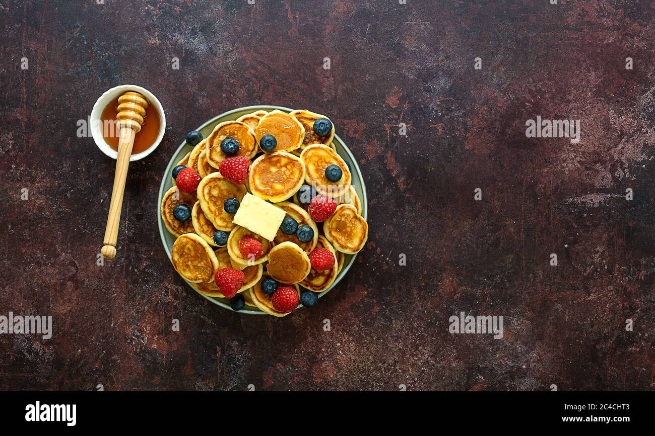 Colazione per famiglie. Un mucchio di mini frittelle di cereali. Foto Stock