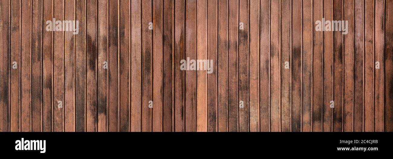 Struttura di un muro di legno marrone con intemperie - panorama Foto Stock Struttura di un muro di legno marrone con intemperie - panorama Foto Stock