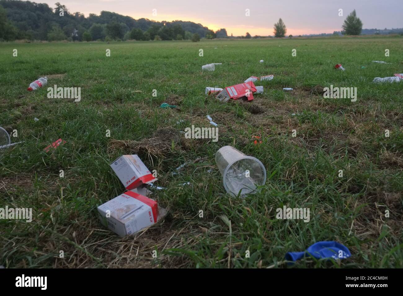 Hertford, Regno Unito. 26 Giugno 2020. Un sacco di rifiuti è stato lasciato vicino a bidoni e sparso attraverso il parco in Hartham Common dopo una giornata di sole ieri. Harham Common è un parco situato vicino al centro di Hertford e al sobborgo di Bengeo. Credit: Andrew Steven Graham/Alamy Live News Foto Stock